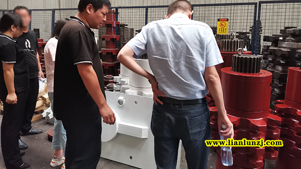 貴陽彭總開展刮板機(jī)配件業(yè)務(wù)，來我廠考察參觀！